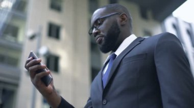 Smartphone, elektronik Ajanda içinde uygun app ile işadamı heyecanlı