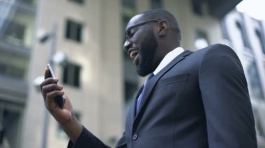 Bahisler için Smartphone kullanarak ve online ticaret işadamı para kazanmak mutlu