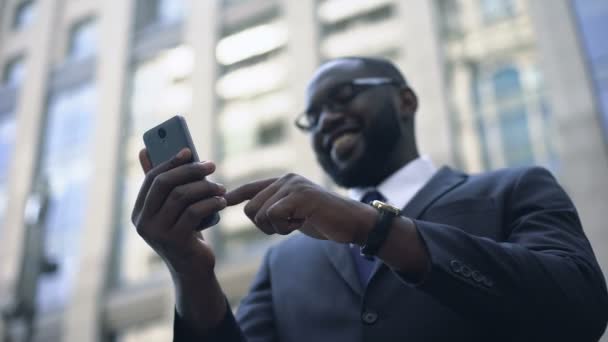 Pessoa Negócios Satisfeita Com Trabalho Aplicação Smartphones Serviços Bancários Online — Vídeo de Stock