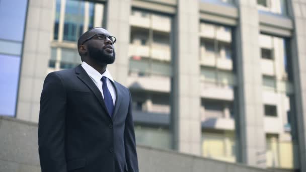 Hombre Afroamericano Traje Mira Hacia Futuro Brillante Motivado Por Éxito — Vídeos de Stock