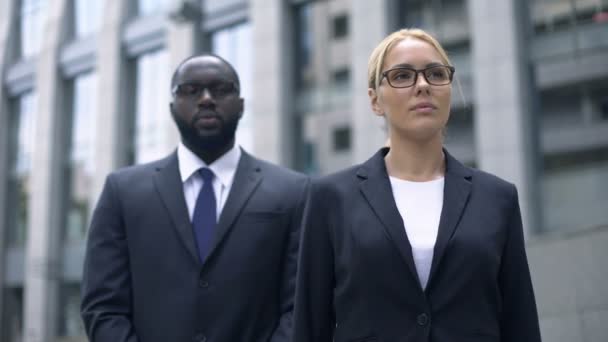 Líder Feminina Subordinada Posando Para Câmera Empresários Sucesso — Vídeo de Stock