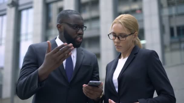 Empresário Dizendo Colega Feminino Sobre Aplicação Útil Smartphone — Vídeo de Stock