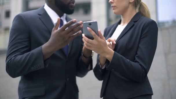 Kollegor Diskuterar Användbar Applikation Smartphone För Affärsmän — Stockvideo