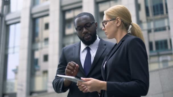 Colegas Consideran Proyecto Tableta Vendedores Eligen Lugar Para Publicidad — Vídeo de stock