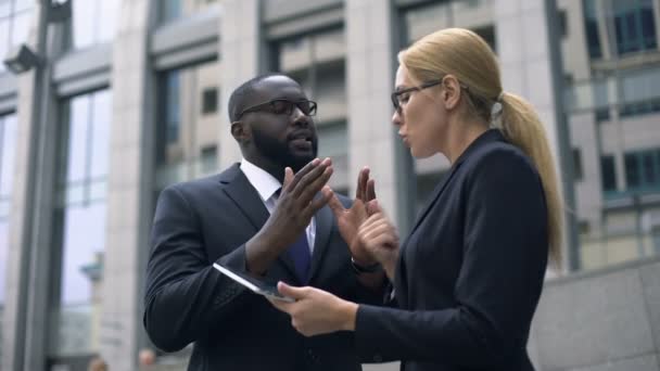 Empresario Convence Los Inversores Rentabilidad Del Proyecto Muestra Los Ingresos — Vídeo de stock