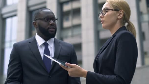 Colleagues Quarrelling Work Racial Sexual Discrimination Disrespect — Stock Video