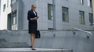 İş kadını işe, promosyon hakkında cep telefonuyla bildirim alır