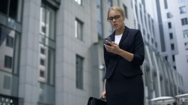 İşkadını izlerken anlaşma online yolu ile smartphone, yatırımlar hakkında endişe verici