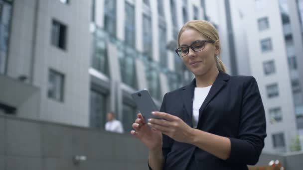 Mujer Sonriente Leyendo Mensaje Red Social Sitio Web Reunión Aplicación — Vídeos de Stock