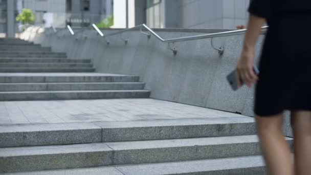 Geschäftsfrau Steigt Treppe Zum Bürocenter Karriereleiter Erfolgsförderung — Stockvideo