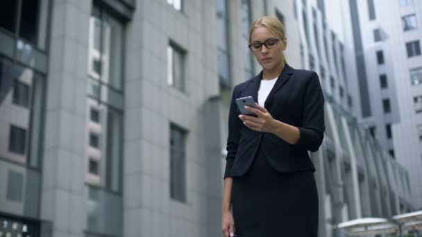 Geschäftsfrau Liest Gute Nachrichten Auf Handy Profitablem Vertrag Und Promotion — Stockvideo