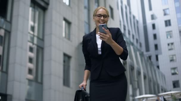 Senhora Inteligente Extremamente Feliz Ganhar Dinheiro Apostas Line Usando Smartphone — Vídeo de Stock