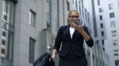 E-posta promosyon, iş hakkında okuduktan sonra sevinçle dans mutlu iş kadını
