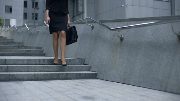 Κυρία Στην Επιχείρηση Κοστούμι Που Περπατά Κάτω Από Κέντρο Office — Αρχείο Βίντεο