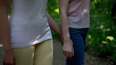 Lezbiyen çift birlik ilişkileri gizleme doğayla birlikte ormanda geziniyor
