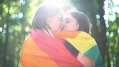 Kadın sevenler sarılmış gökkuşağı bayrağı öpüşme, hassasiyet ve aşk, lgbt hakları