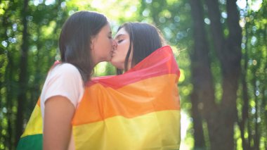 İki kadın Lgbt eşitlik için Mart ayında katılmak, genel olarak öpmek için tereddüt yok