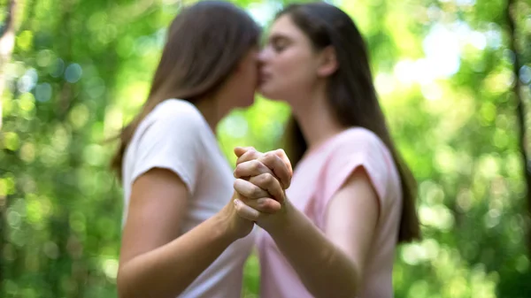 Lésbicas Casal Beijando Mãos Dadas Relacionamento Confiança Lgbt Direitos — Fotografia de Stock