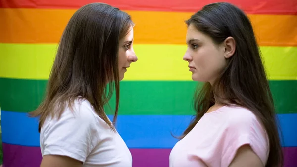Dos Hermosas Lesbianas Pie Fondo Bandera Del Arco Iris Derechos —  Fotos de Stock