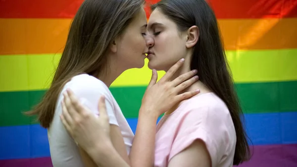 Lésbicas Beijando Apaixonadamente Fundo Bandeira Arco Íris Relacionamento Entre Pessoas — Fotografia de Stock