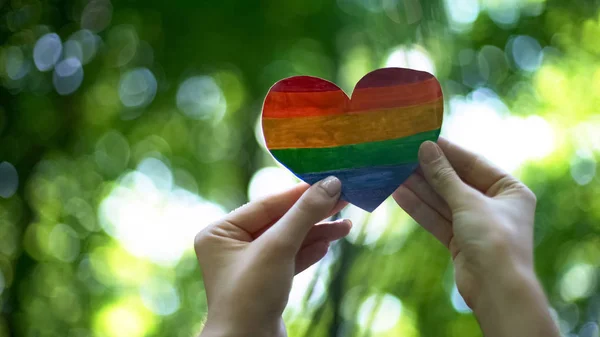 Regenbogenherz Weiblichen Händen Lgbt Flagge Anerkennung Sexueller Minderheiten — Stockfoto