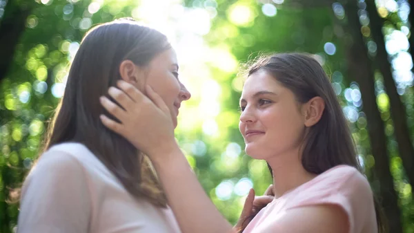 Attraktiva Lesbisk Par Möte Hemlighet Älskar Trots Samhällets Fördömande — Stockfoto