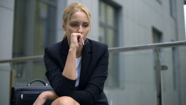気になる女性のうつ病 仕事から解雇を心配してのベンチに座って — ストック動画