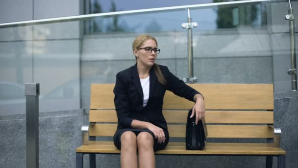 Frustrierte Büroangestellte Sitzt Nach Stressiger Besprechung Müde Auf Bank — Stockvideo