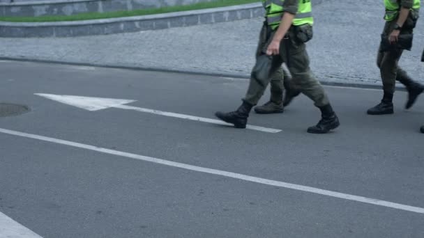 在节日期间维护公共安全 防止恐怖袭击的军队 — 图库视频影像