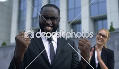 Heyecanlı işadamı başarılı başlangıç, kişisel ve kariyer büyüme kutluyor