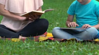 Tablet park, eğlence ve boş zaman birlikte yazmaya oğlu Anne okuma kitabı
