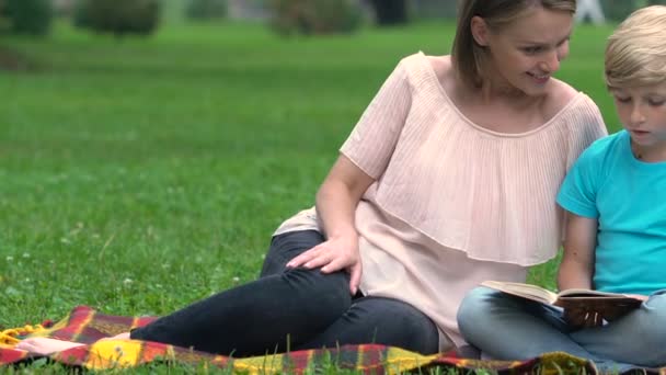 Mutlu Anne Birlikte Okuma Arsa Eğitim Tartışırken Akıllı Oğlu — Stok video