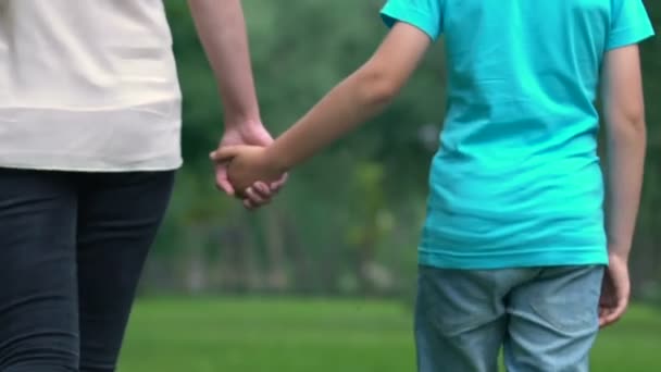 Прийнята Дитина Прийомна Мати Тримає Руки Йдучи Разом Світле Майбутнє — стокове відео