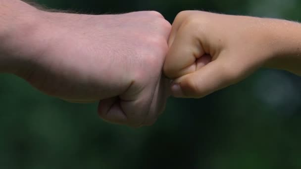 Fist Bula Vuxen Man Och Lilla Pojke Närbild Mens Vänskap — Stockvideo