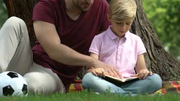 Tata Dziecko Czytanie Książki Ojciec Wyjaśniając Trudne Elementy Syna Edukacja — Wideo stockowe