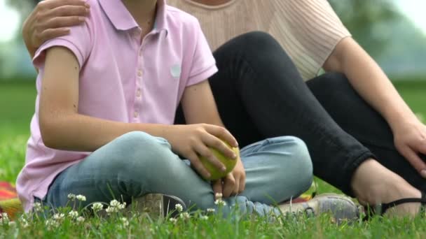 Bambino Madre Premurosa Che Tiene Mela Famiglia Sinonimo Nutrizione Sana — Video Stock