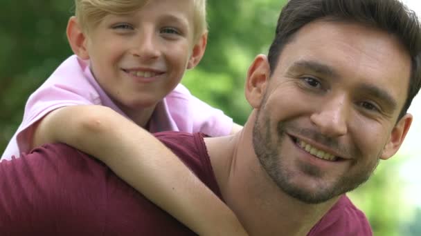 Homem Passeio Piggyback Para Filho Sorriso Dente Close Feliz Férias — Vídeo de Stock