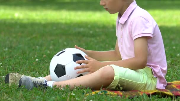 Eenzame Jongen Zitten Park Met Bal Geen Vrienden Mee Spelen — Stockvideo