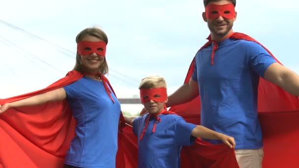 Семья Супергероев Смотрит Камеру Поворачивается Назад Готовая Вызову — стоковое видео