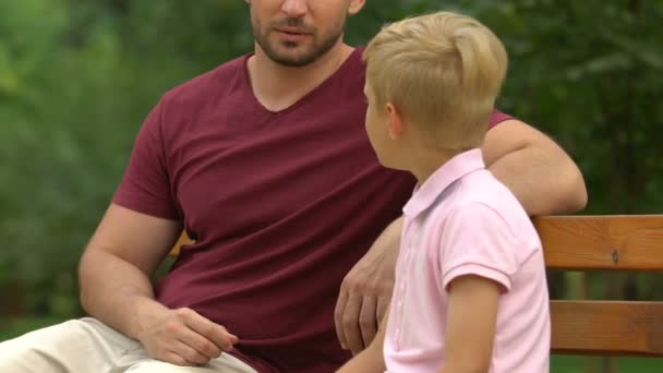 Vuxen Man Och Liten Pojke Har Allvarlig Konversation Bänk Förebild — Stockvideo