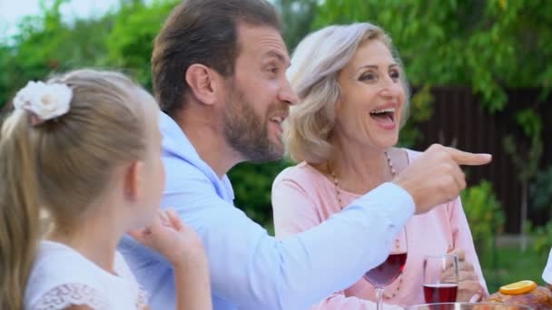 Amistosa Familia Comunicándose Riendo Almorzando Aire Libre Placer Pasatiempo — Vídeo de stock