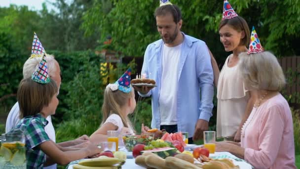 Pais Carinhosos Trazendo Bolo Com Velas Celebrando Aniversário Filha — Vídeo de Stock
