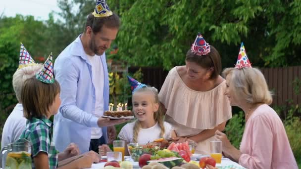 Famiglia Che Congratula Con Bambina Durante Compleanno Celebrazione Emozioni Piacere — Video Stock
