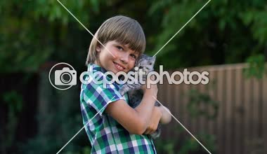 Mutlu çocuk sarılma küçük yavru kedi, çocuklar için en iyi hediye, hayvanlar için ihale aşk