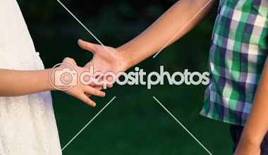 Şefkatle küçük kız kol, çekici çocuk utanarak gözlerinde, ilk aşkı arıyor