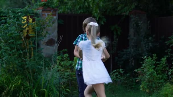 Vriendelijke Cousins Samenspelen Knuffelen Ter Ondersteuning Van Elke Andere Jeugd — Stockvideo