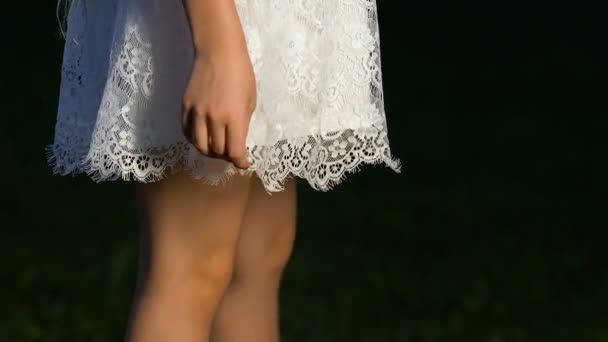 Zartes Kleines Mädchen Das Aufgeregt Einem Kleid Zieht Schüchtern Kinder — Stockvideo