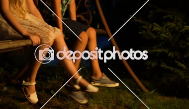 Dost kardeşler rahat salıncak zevk binmek, birlikte yaz tatili harcama