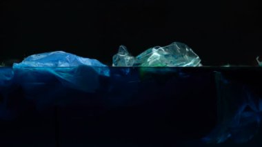 Uzman alarak örnek su plastik, ekoloji, makro çekim için tehlike