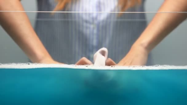 女性手洗い服 敏感性アイテムの穏やかな Laundring のマクロ撮影 — ストック動画